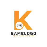 lettera iniziale k con icona della console di gioco e pixel per il concetto di logo di gioco. utilizzabile per loghi di applicazioni aziendali, tecnologiche e di avvio di giochi. vettore