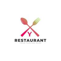 logo del ristorante. lettera iniziale y con forchetta cucchiaio per modello di progettazione icona logo ristorante vettore
