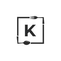 logo del ristorante. lettera iniziale k con forchetta cucchiaio per modello di progettazione icona logo ristorante vettore