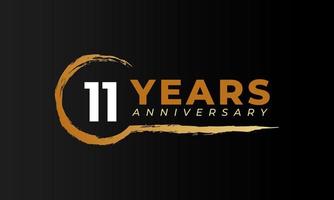 Celebrazione dell'anniversario di 11 anni con pennello circolare in colore dorato. il saluto di buon anniversario celebra l'evento isolato su sfondo nero vettore