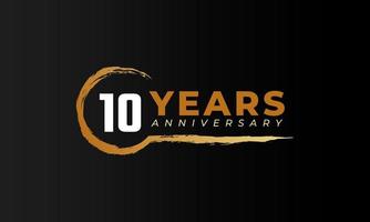 Celebrazione dell'anniversario di 10 anni con pennello circolare in colore dorato. il saluto di buon anniversario celebra l'evento isolato su sfondo nero vettore