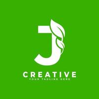 lettera j con elemento di design del logo foglia su sfondo verde. utilizzabile per loghi aziendali, scientifici, sanitari, medici e naturali vettore