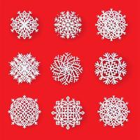 set di bellissimi fiocchi di neve tagliati al laser a motivi geometrici. modello natale, disegni di decorazioni di capodanno. elementi per le vacanze di capodanno. illustrazione vettoriale su sfondo rosso