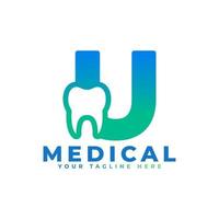 logo della clinica odontoiatrica. lettera iniziale u di forma blu collegata con il simbolo del dente all'interno. utilizzabile per dentisti, cure dentistiche e loghi medici. elemento del modello di idee per il design del logo vettoriale piatto.