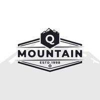 logo tipografico della montagna q della lettera del distintivo dell'emblema dell'annata per la spedizione di avventura all'aperto, camicia della siluetta delle montagne, elemento del modello di disegno del timbro di stampa vettore