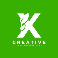 lettera x con elemento di design del logo foglia su sfondo verde. utilizzabile per loghi aziendali, scientifici, sanitari, medici e naturali vettore