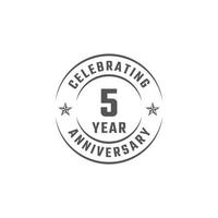 Distintivo dell'emblema della celebrazione dell'anniversario di 5 anni con colore grigio per eventi celebrativi, matrimoni, biglietti di auguri e inviti isolati su sfondo bianco vettore