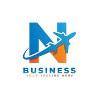 lettera n con disegno del logo dell'aeroplano. adatto per tour e viaggi, start up, logistica, modello di logo aziendale vettore