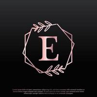 elegante logo floreale esagonale con lettera e con linea di diramazione creativa ed elegante con monogramma a foglia e colore nero rosa. utilizzabile per loghi aziendali, moda, cosmetici, spa, scienza, medicina e natura. vettore