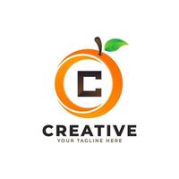 logo della lettera c in frutta arancione fresca con stile moderno. i loghi di identità di marca progettano il modello dell'illustrazione di vettore