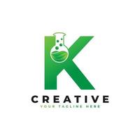 lettera k con logo di laboratorio astratto. utilizzabile per loghi aziendali, scientifici, sanitari, medici, di laboratorio, chimici e naturali. vettore