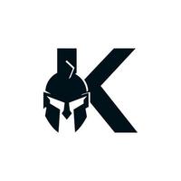 logo spartano. lettera iniziale k per il vettore di progettazione del logo del casco del guerriero spartano