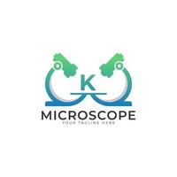 logo del laboratorio. elemento del modello di progettazione del logo del microscopio lettera iniziale k. vettore