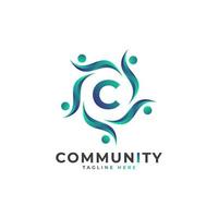 lettera iniziale della comunità c che collega il logo delle persone. forma geometrica colorata. elemento del modello di progettazione logo vettoriale piatto.