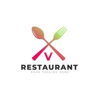 logo del ristorante. lettera iniziale v con forchetta cucchiaio per modello di progettazione icona logo ristorante vettore