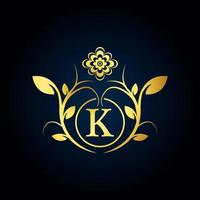 elegante logo di lusso k. logo alfabeto floreale dorato con foglie di fiori. perfetto per moda, gioielli, salone di bellezza, cosmetici, spa, boutique, matrimoni, francobolli per lettere, logo di hotel e ristoranti. vettore