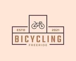 logo vintage emblema distintivo riparazione biciclette e servizi negozio in stile retrò illustrazione vettoriale