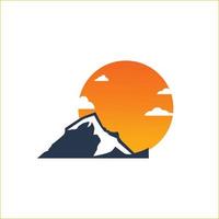 modelli di progettazione logo tramonto montagna vettore