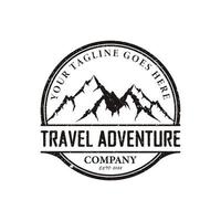 disegno di montagna vintage per il design del logo retrò all'aperto di avventura di viaggio hipster vettore
