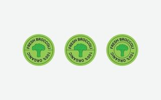 insieme di progettazione dell'etichetta del distintivo del francobollo dei broccoli. modelli di forma circolare, elemento per il design, la pubblicità, l'imballaggio di prodotti a base di broccoli vettore