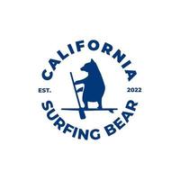 logo tipografico illustrazione vettoriale di un orso su una tavola da surf, illustrazione vettoriale silhouette surf. California