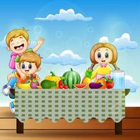 felici due bambini con piatti di molti tipi di frutta vettore