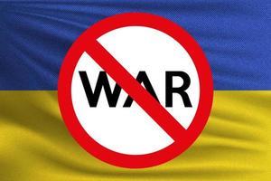 la bandiera nazionale dell'ucraina con un cartello che chiedeva la fine della guerra. fermate la guerra.