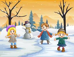 bambini felici che giocano all'aperto in inverno vettore