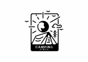 illustrazione artistica al tratto nero del badge da campeggio in una forma rettangolare unica vettore