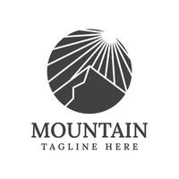 montagna con disegno del logo del sole vettore
