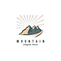 illustrazione del logo di montagna con uno stile semplice vettore