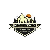 ispirazione per il design del logo della montagna del distintivo, illustrazione della montagna, avventura all'aria aperta. stampa grafica vettoriale per t-shirt e altri usi. - vettore
