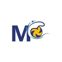 il logo della lettera m e la pallavolo colpiscono le onde dell'acqua vettore