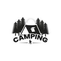 logo retrò di campeggio e avventura all'aria aperta, concetto di campeggio creativo, bianco e nero, badge, vettore per l'escursionismo. modello di logo monogramma