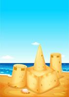 Scena con castello di sabbia sulla spiaggia vettore