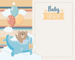 Scheda dell&#39;acquazzone di bambino con l&#39;orso lacrima in aereo con palloncini vettore