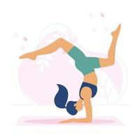 una gioiosa ragazza atletica con i capelli blu legati in una coda di cavallo è in piedi sulle braccia e fa yoga in biciclette verdi e un top blu. le foglie di palma sono disegnate su uno sfondo rosa chiaro. tappetino da yoga rosa. vettore