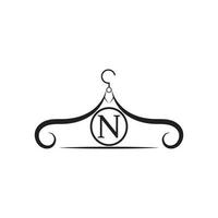 logo vettoriale di moda. logo appendiabiti. logo della lettera n. emblema del sarto. icona del guardaroba - disegno vettoriale