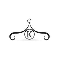logo vettoriale di moda. logo appendiabiti. lettera k ogo. emblema del sarto. icona del guardaroba - disegno vettoriale