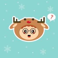 kawaii e simpatico ragazzino vestito da cervo. bambino carino in costume di carnevale. buon Natale e Felice Anno nuovo. vacanze invernali. disegno vettoriale piatto per biglietto di auguri, mascotte, web