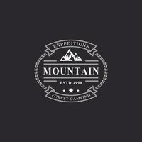 elemento di design logo campeggio distintivo retrò vintage e sagome avventura all'aria aperta montagne e illustrazione dell'emblema del campo forestale vettore