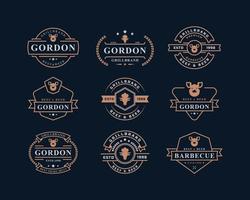 set di badge retrò vintage grill ristorante barbecue steak house menu emblema e cibo sagome tipografia logo design vettore