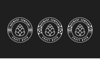 birrificio con emblema distintivo etichetta retrò vintage con luppolo, ispirazione per il design del logo minimalista della birra artigianale vettore