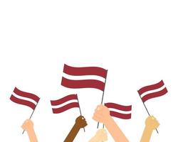 Mani che tengono le bandiere della Lettonia vettore