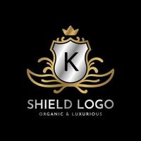 design del logo vettoriale di lusso con scudo lettera k oro e argento