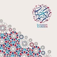 design lussuoso ed elegante ramadan kareem con calligrafia araba e dettagli colorati ornamentali islamici del mosaico per il saluto islamico. illustrazione vettoriale. vettore