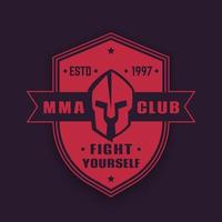 mma club emblema vintage, distintivo, logo con elmo spartano su scudo, illustrazione vettoriale