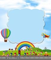 Nuvola in bianco con i bambini e l&#39;arcobaleno vettore