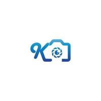 il logo della lettera k della fotografia è combinato con l'icona della fotocamera vettore