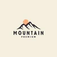 montagna con tramonto avventura logo vettore vintage icona simbolo illustrazione design